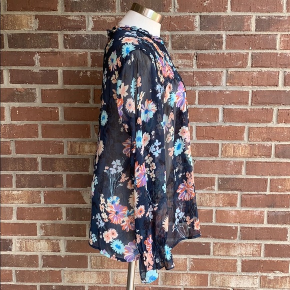 ⭐️Evereve En Creme Button Back Floral Top Large - Picture 3 of 8